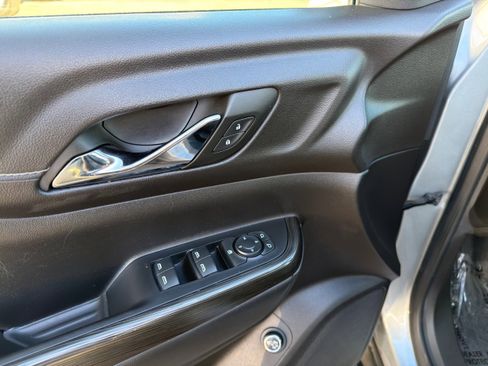 Used 2023 GMC Acadia SLT image 25