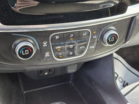 Used 2019 Chevrolet Traverse LT FWD image 23