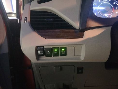 Used 2017 Toyota Sienna XLE image 24