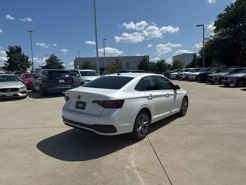 Used 2024 Volkswagen Jetta SE FWD image 5