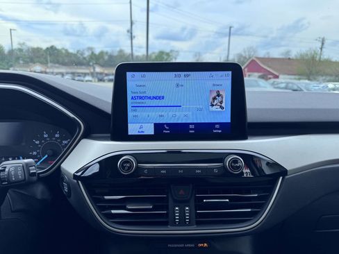 Used 2022 Ford Escape SE w/ SE Sport Appearance Package image 23