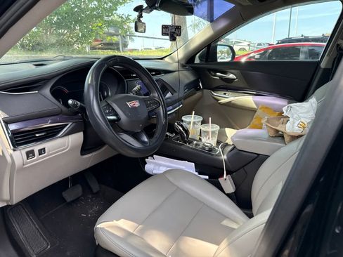 Used 2023 Cadillac XT4 Luxury w/ Cold Weather Package FWD image 7