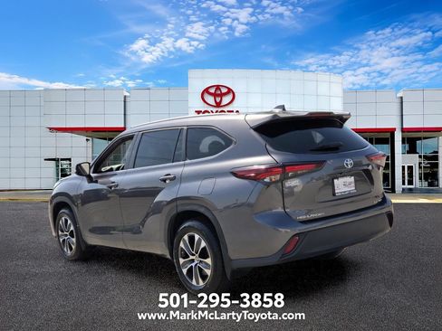 Used 2025 Toyota Highlander AWD image 3