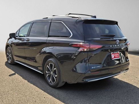 Certified 2025 Toyota Sienna Platinum AWD/4WD image 5