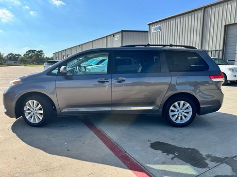 Used 2014 Toyota Sienna LE AWD/4WD image 3