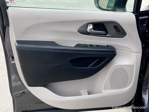 Used 2021 Chrysler Pacifica Touring-L image 33