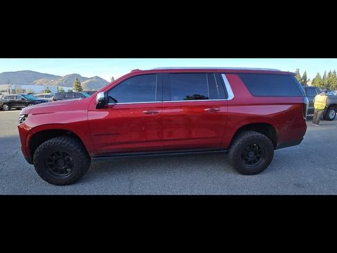 Used 2025 Chevrolet Suburban Premier AWD/4WD image 7