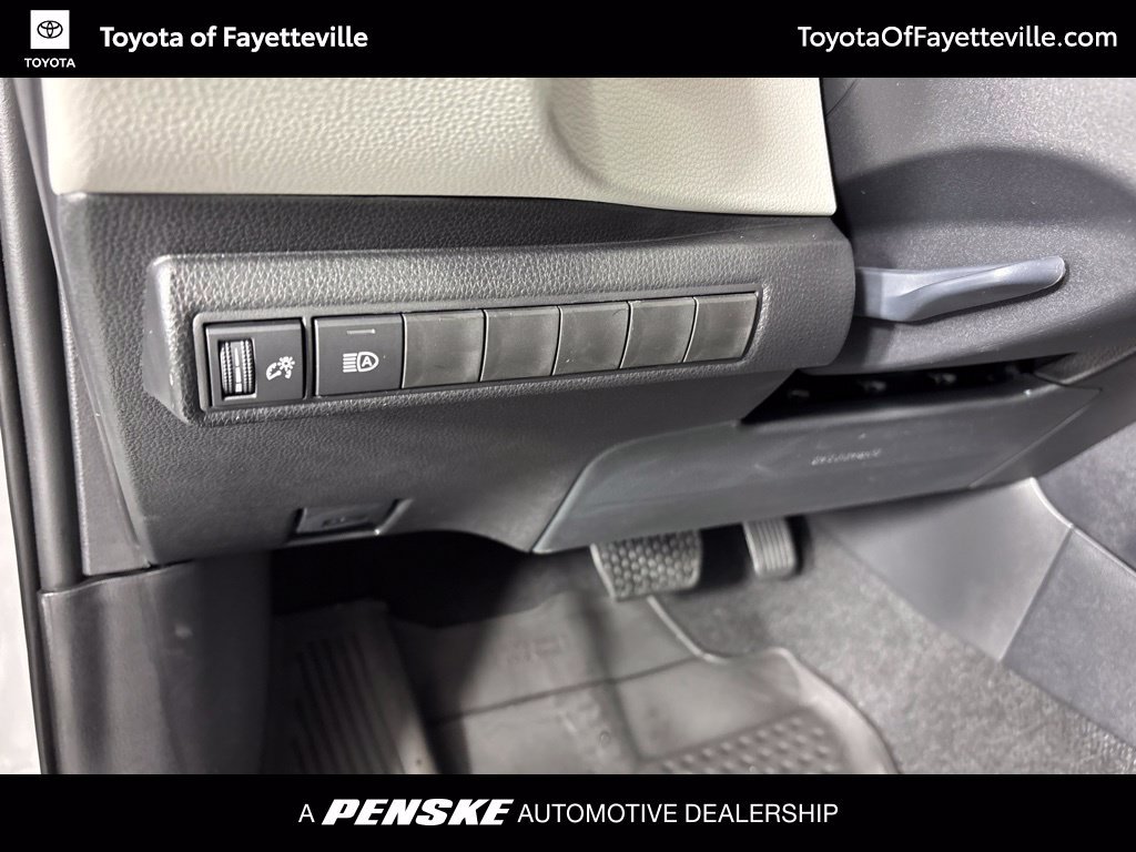 Used 2027 Toyota Corolla LE FWD image 31