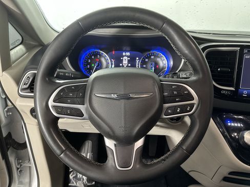 Used 2022 Chrysler Pacifica Touring-L image 18