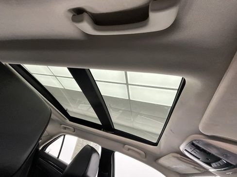 Used 2016 Chrysler 300 C image 7