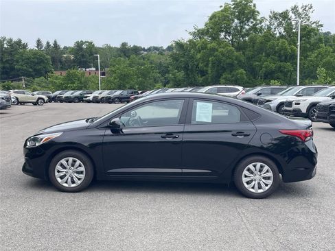 Used 2022 Hyundai Accent SE w/ Cargo Package FWD image 2
