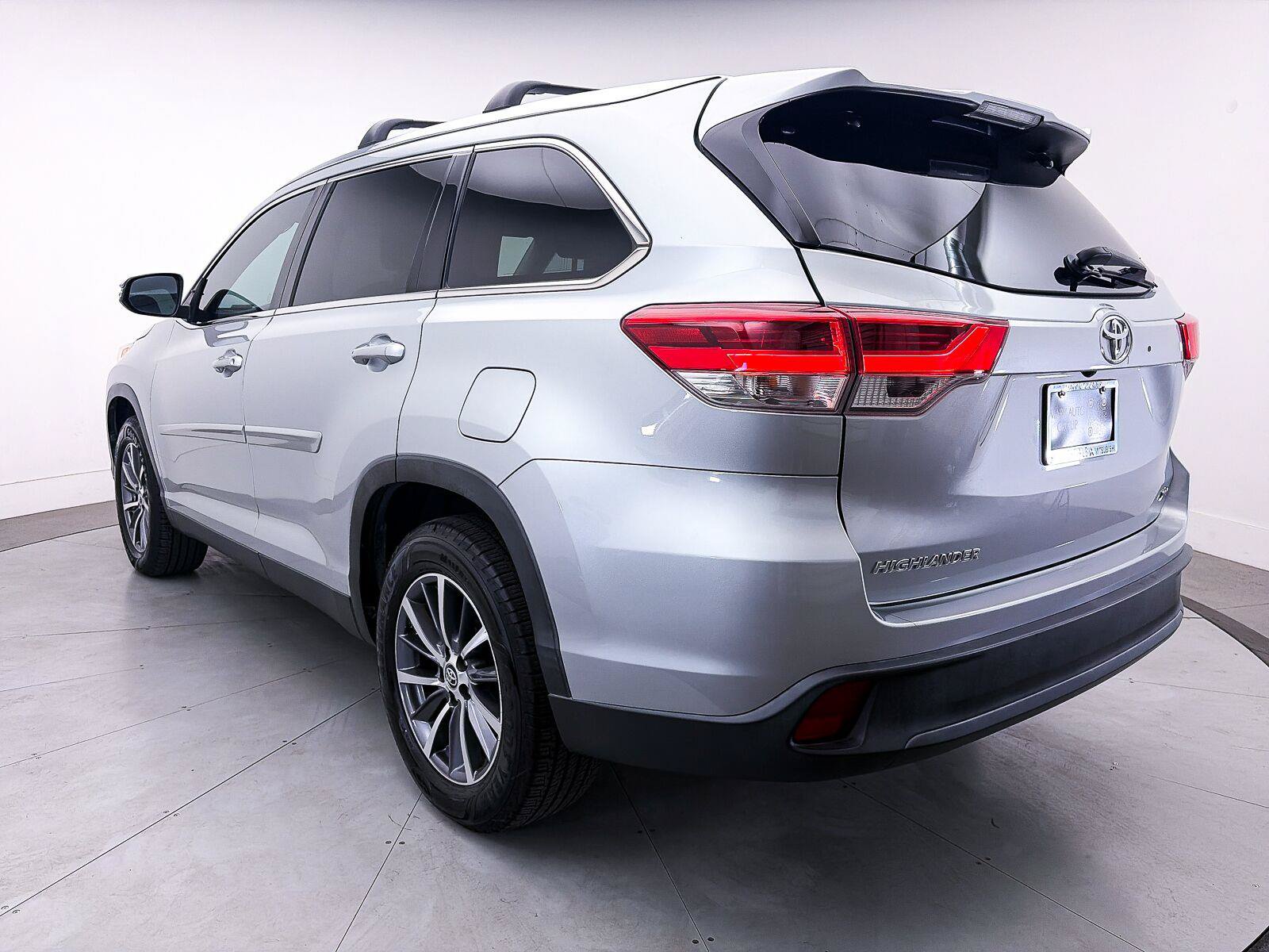 Used 2019 Toyota Highlander XLE FWD image 10