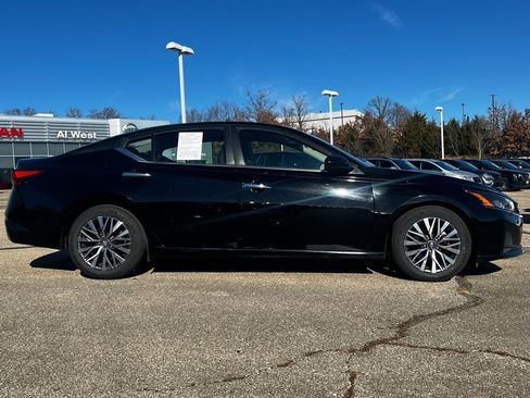Used 2023 Nissan Altima 2.5 SV image 4