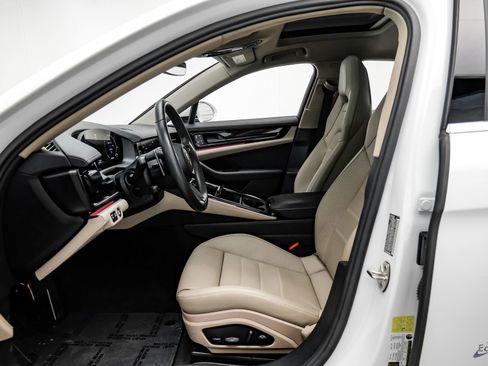 Used 2025 Porsche Panamera w/ Premium Package image 34