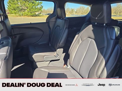 New 2026 Chrysler Pacifica Select AWD/4WD image 23