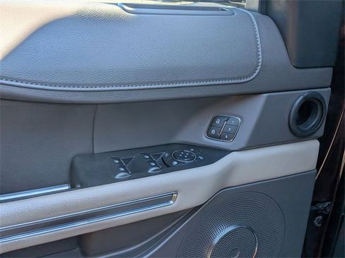 Used 2021 Ford Expedition XLT image 12