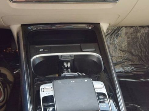 Used 2020 Mercedes-Benz GLB 250 4MATIC w/ Premium Package image 37