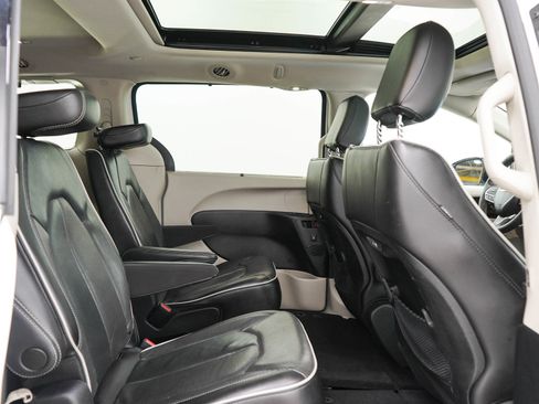 Used 2023 Chrysler Pacifica Limited FWD image 14