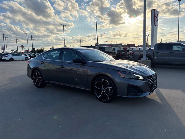 Used 2024 Nissan Altima 2.5 SR w/ SR Premium Package FWD image 2