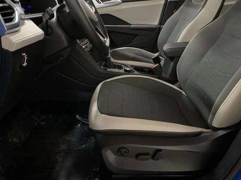 Used 2025 Volkswagen Taos SE w/ Panoramic Sunroof Package AWD/4WD image 65