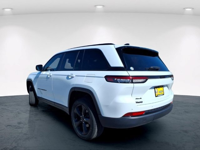 Used 2023 Jeep Grand Cherokee Altitude AWD/4WD image 14