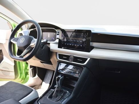 Used 2025 Volkswagen Taos SE FWD image 29