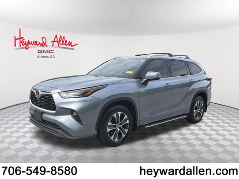 Used 2022 Toyota Highlander XLE FWD image 1
