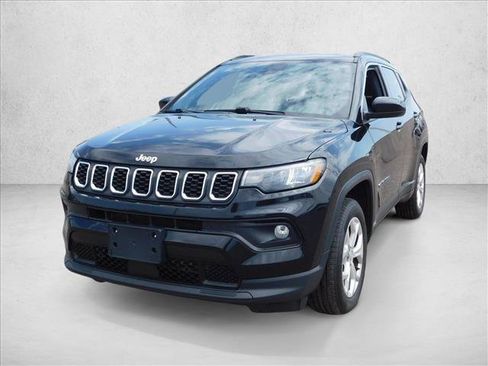 Used 2024 Jeep Compass Latitude AWD/4WD image 2