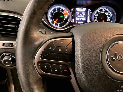 Used 2019 Jeep Cherokee Latitude w/ Cold Weather Group AWD/4WD image 17