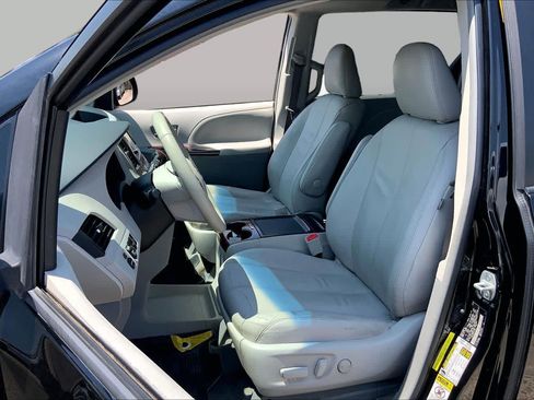 Used 2014 Toyota Sienna XLE FWD image 8