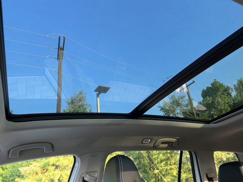 Used 2025 Volkswagen Atlas SE w/ Panoramic Sunroof Package FWD image 23
