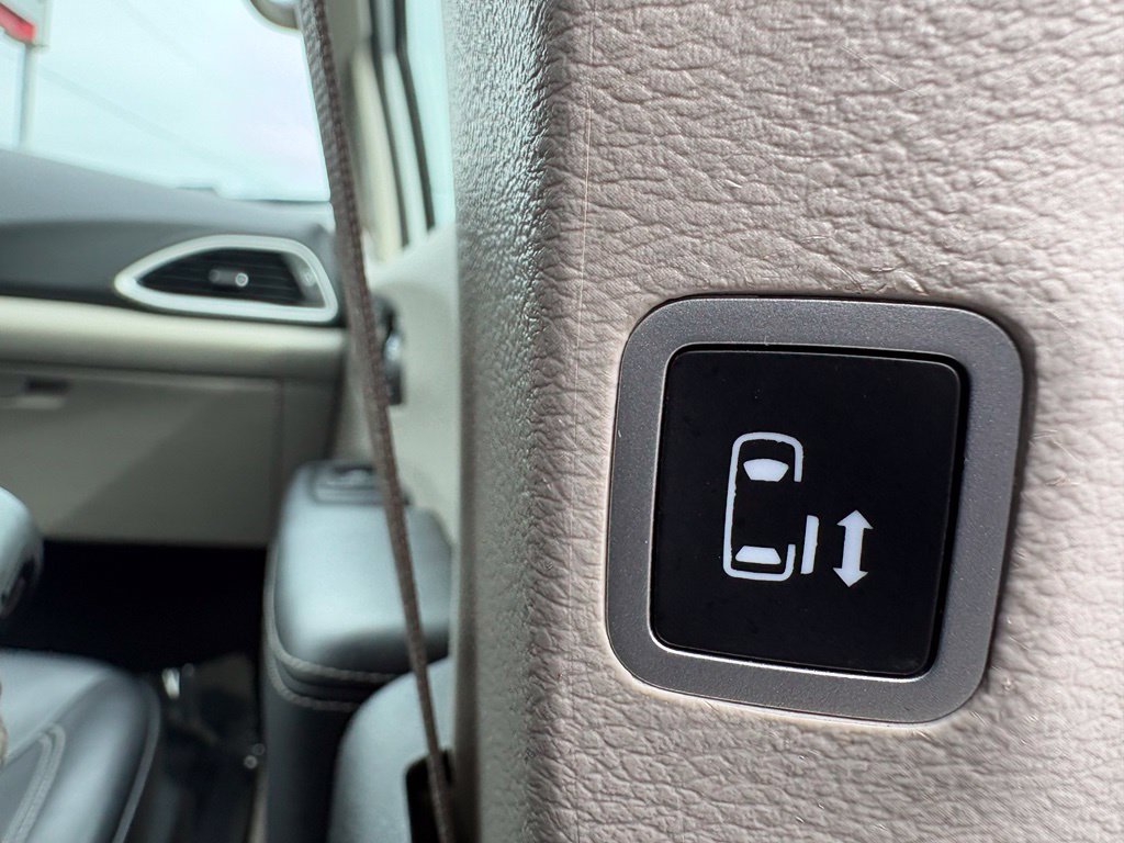 Used 2023 Chrysler Pacifica Touring-L FWD image 21