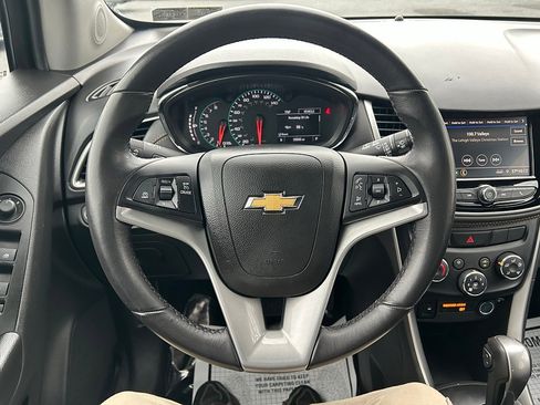 Used 2022 Chevrolet Trax LT w/ LT Convenience Package image 19
