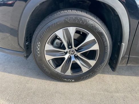 Used 2022 Toyota Highlander XLE AWD/4WD image 29