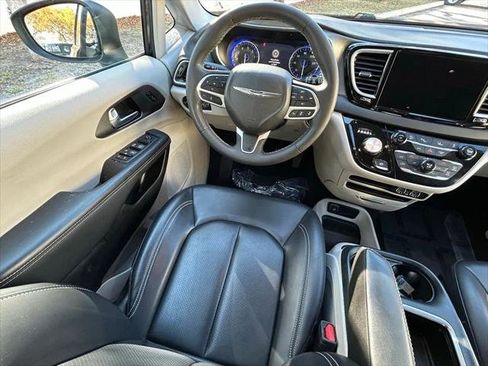 Certified 2023 Chrysler Pacifica Touring-L FWD image 9
