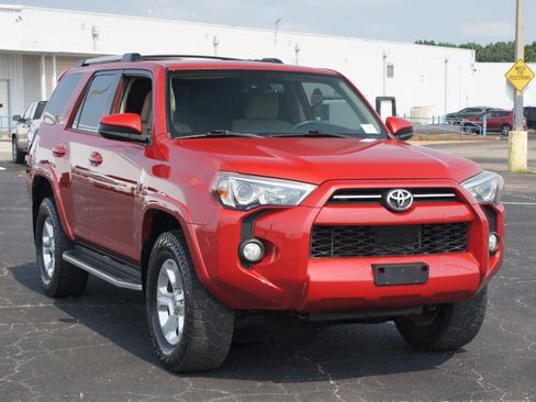 Used 2020 Toyota 4Runner SR5 AWD/4WD image 22