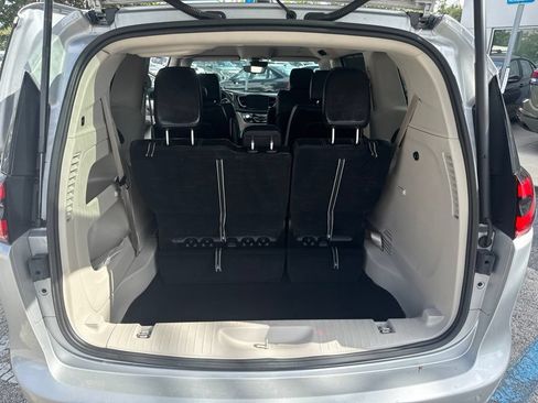 Used 2024 Chrysler Pacifica Touring-L FWD image 25