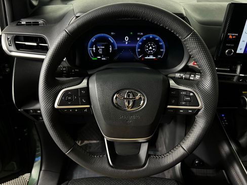 Used 2025 Toyota Sienna Platinum image 16