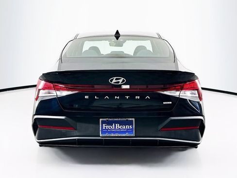Used 2025 Hyundai Elantra SEL FWD image 7