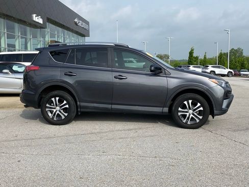 Used 2018 Toyota RAV4 LE FWD image 9