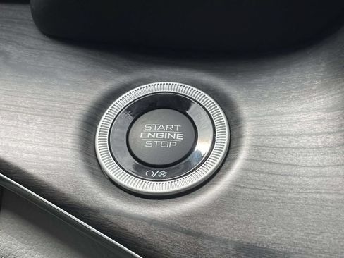 Certified 2022 Jeep Grand Cherokee Overland w/ Luxury Tech Group IV AWD/4WD image 31