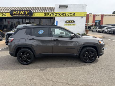 Used 2020 Jeep Compass Latitude FWD image 2