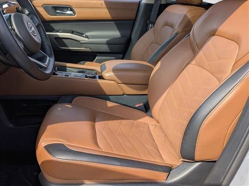 Used 2024 Nissan Pathfinder Platinum w/ Cargo Package AWD/4WD image 17