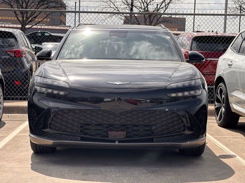 Used 2024 Genesis GV60 RWD image 2