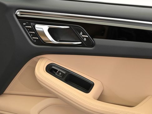 Used 2025 Porsche Macan image 26