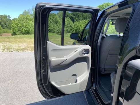 Used 2020 Nissan Frontier SV w/ Midnight Edition Floor Mats RWD image 25