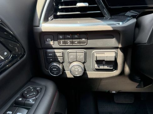 Used 2025 Chevrolet Suburban RST w/ RST Capability Package AWD/4WD image 12