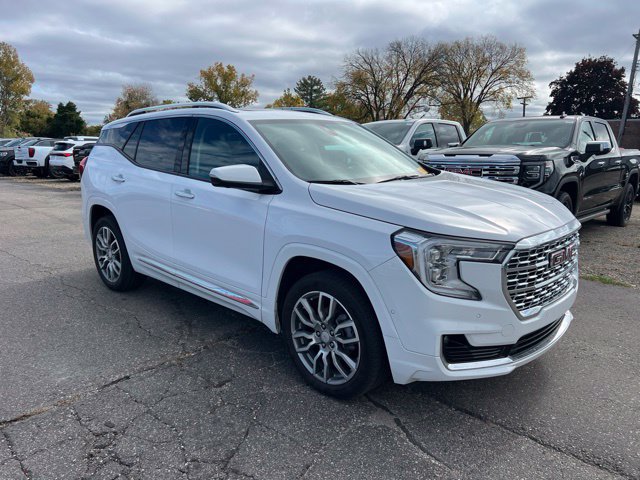Used 2024 GMC Terrain Denali w/ Denali Premium Package AWD/4WD image 3