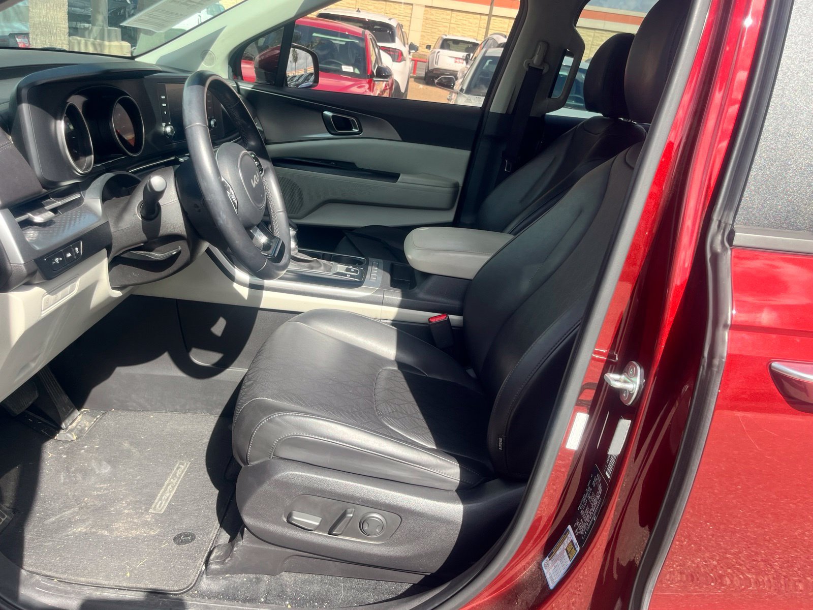 Used 2024 Kia Carnival LX FWD image 9