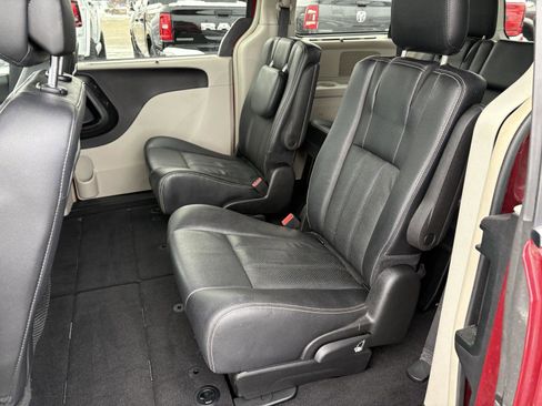 Used 2015 Chrysler Town & Country Touring-L w/ Driver Convenience Group image 15